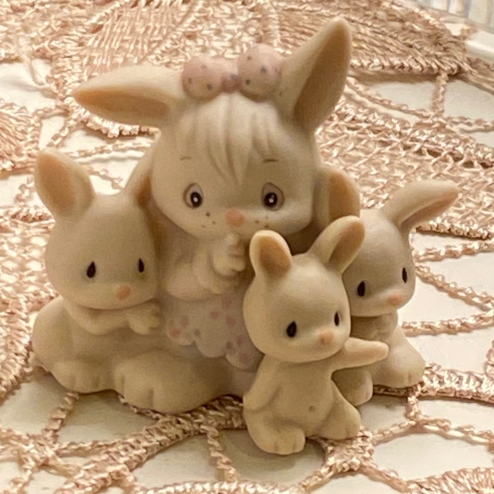 Precious moments Some bunny’s sleeping Enesco figurine Samuel J.Butcher